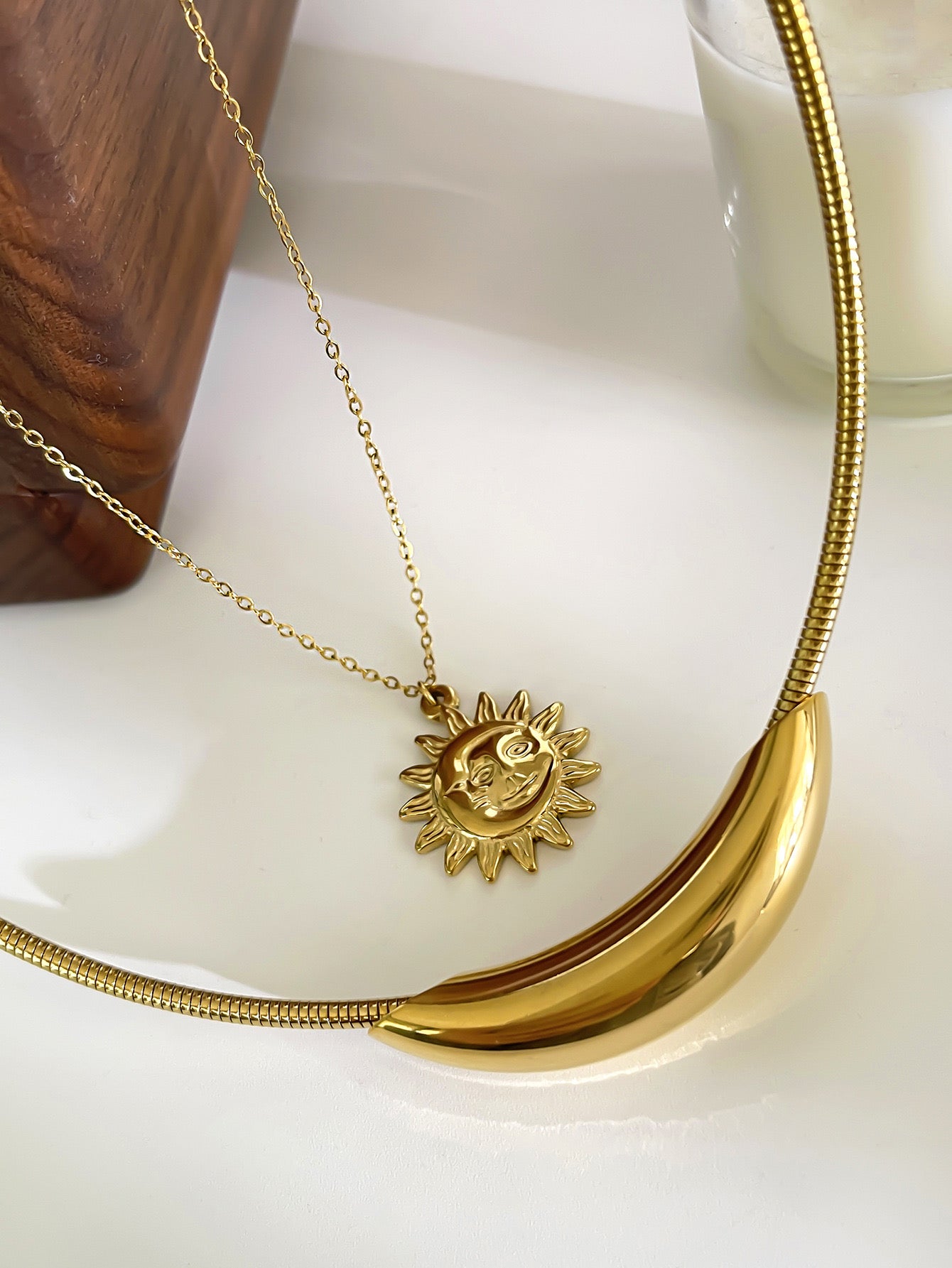 Minimal Curve Golden Choker Necklace