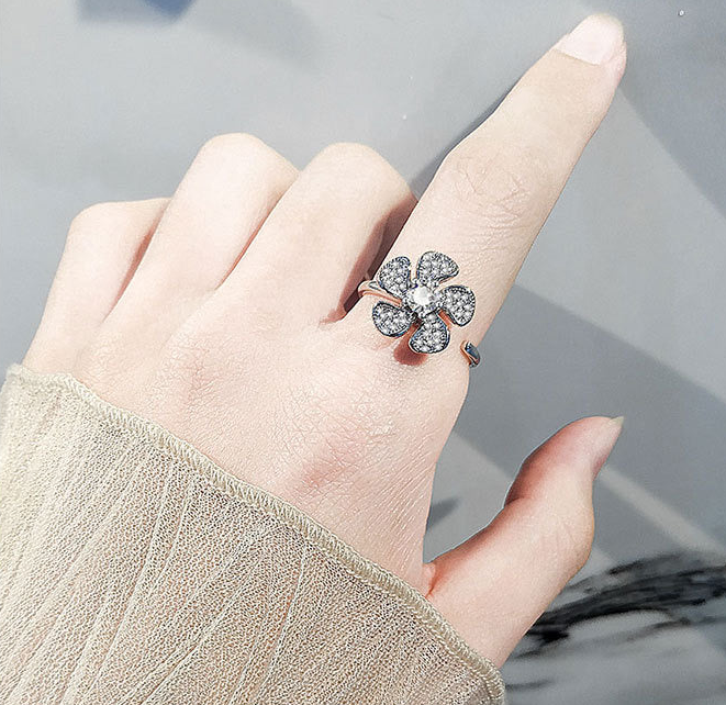Flora Motion Silver Ring