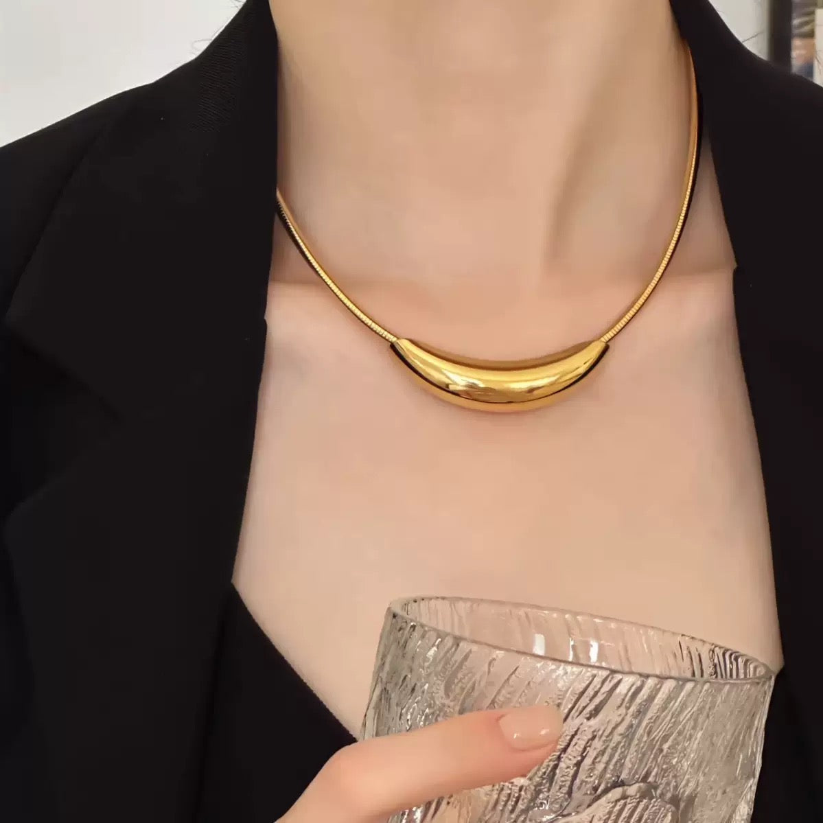 Minimal Curve Golden Choker Necklace