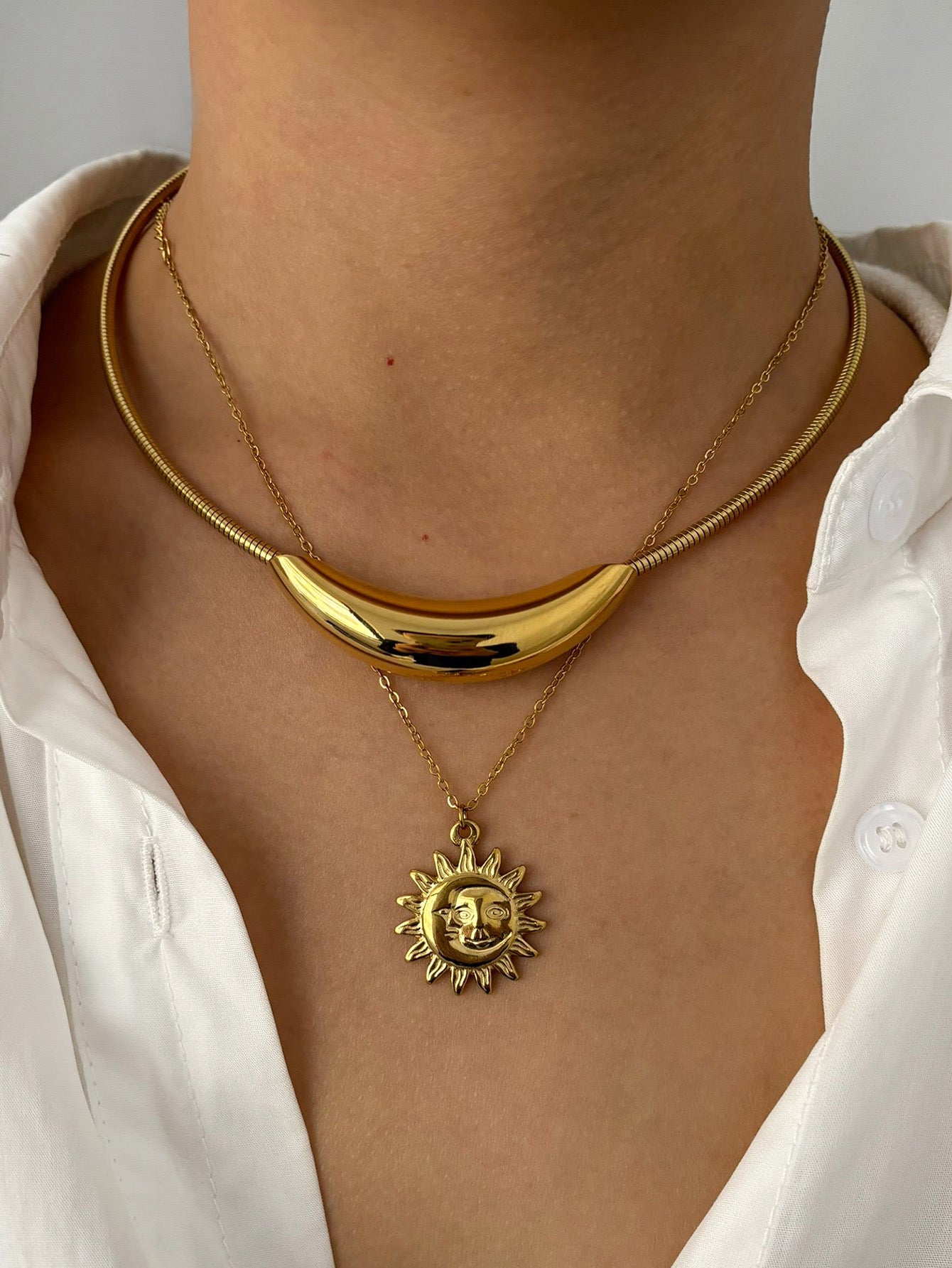 Minimal Curve Golden Choker Necklace