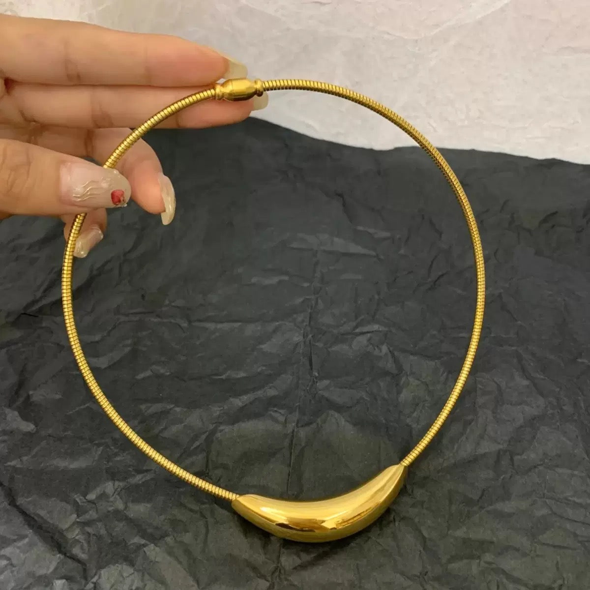Minimal Curve Golden Choker Necklace