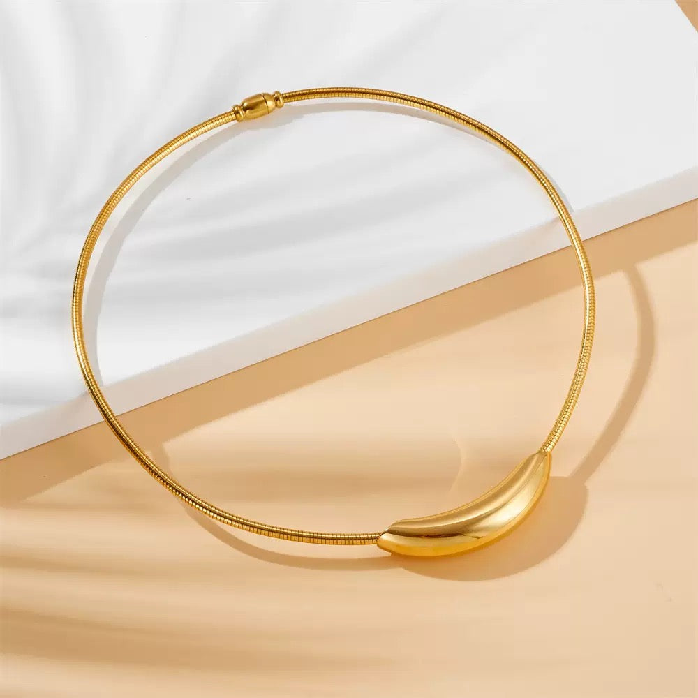 Minimal Curve Golden Choker Necklace