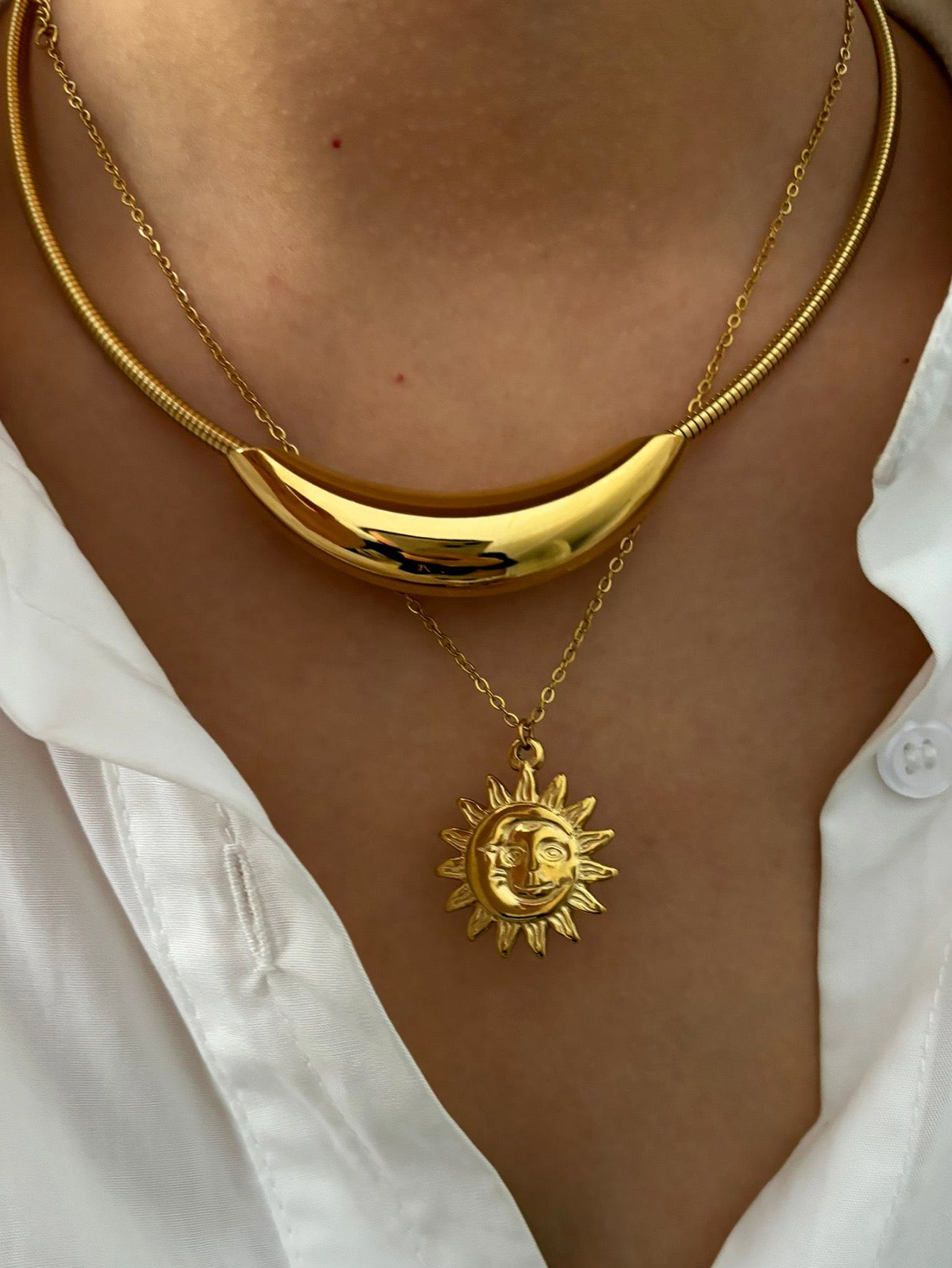 Minimal Curve Golden Choker Necklace