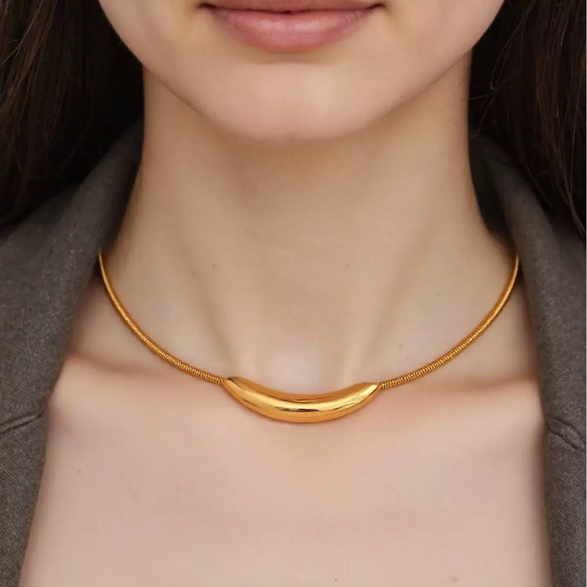 Minimal Curve Golden Choker Necklace