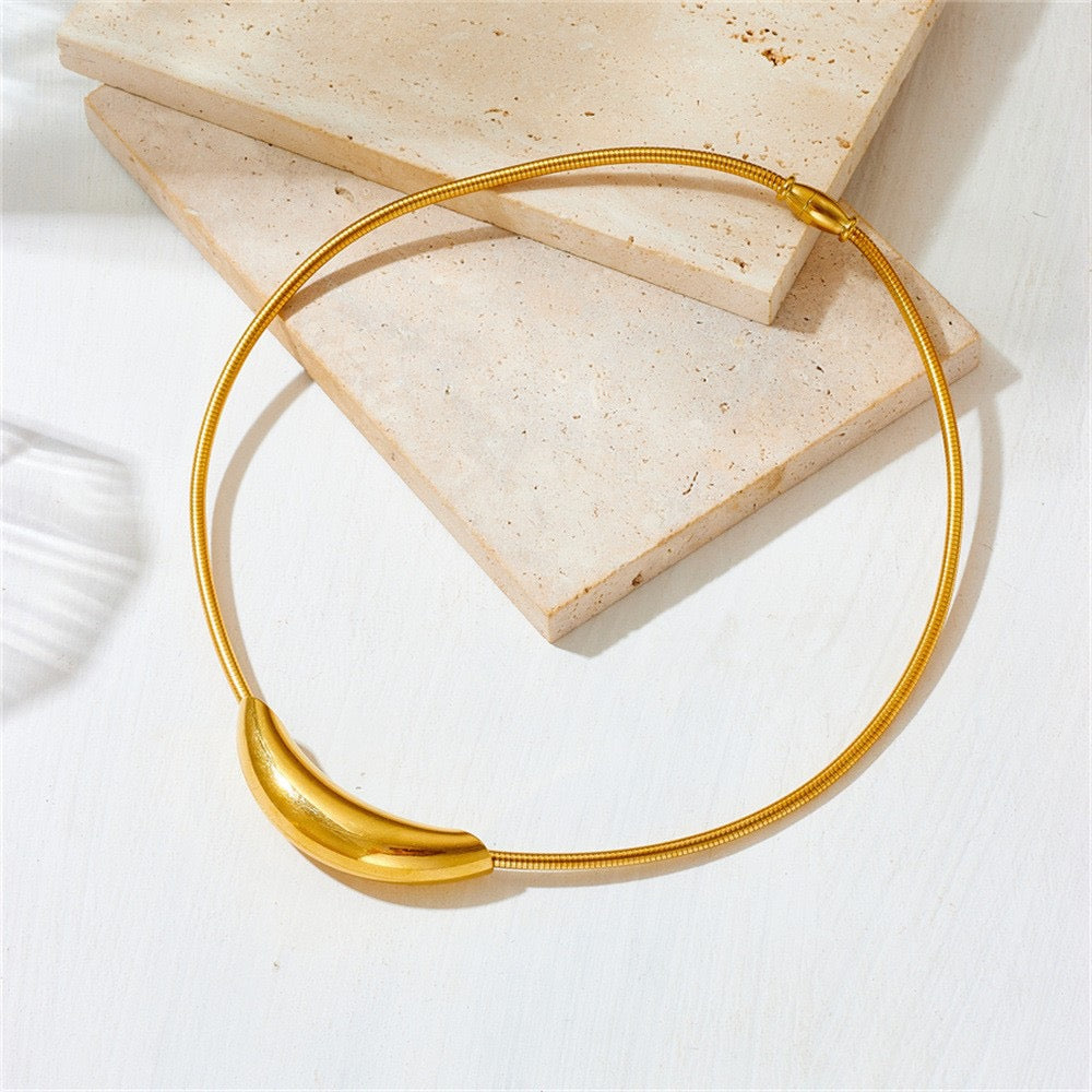 Minimal Curve Golden Choker Necklace