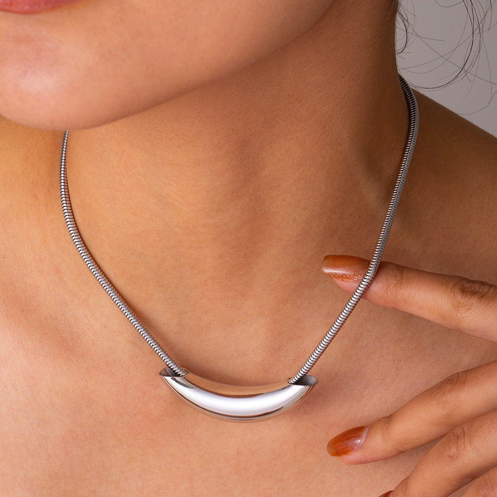Minimal Curve Silver Choker Necklace
