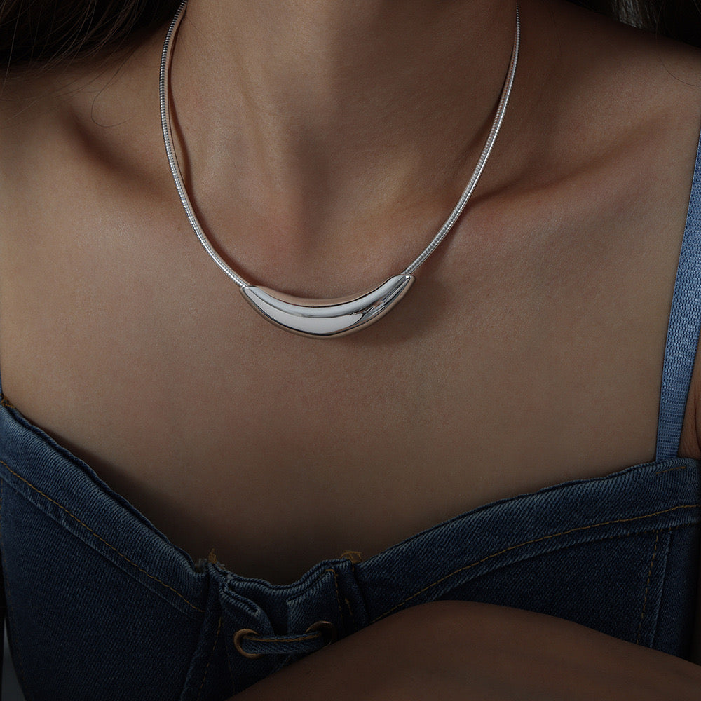 Minimal Curve Silver Choker Necklace